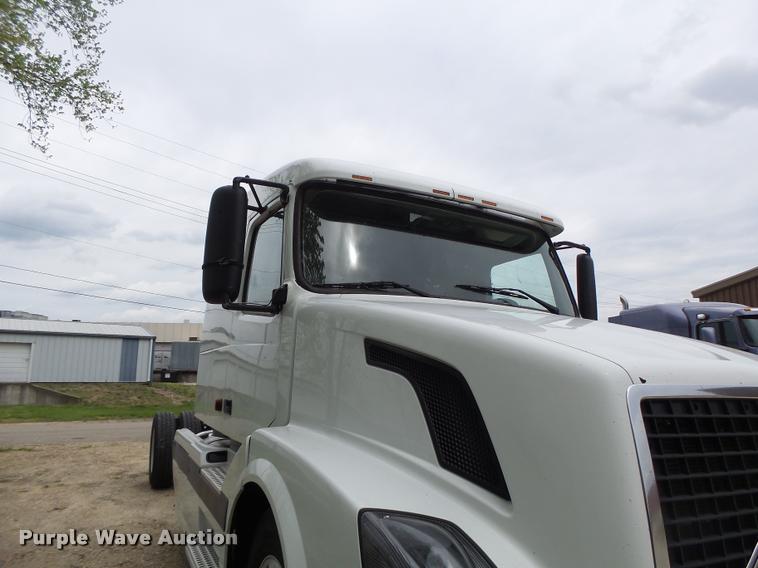 image for item DA3466 2005 Volvo VNL semi truck