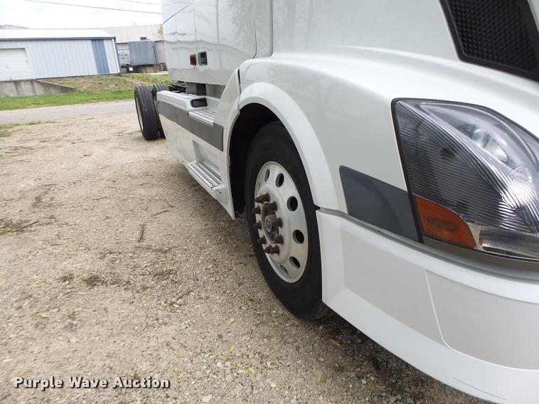 image for item DA3466 2005 Volvo VNL semi truck