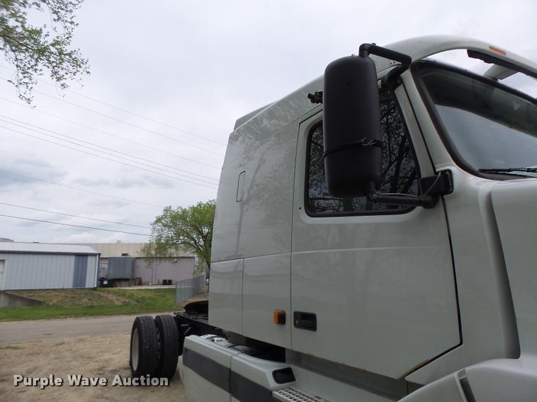 image for item DA3466 2005 Volvo VNL semi truck