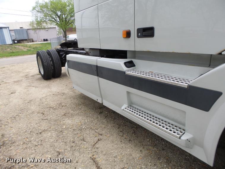 image for item DA3466 2005 Volvo VNL semi truck