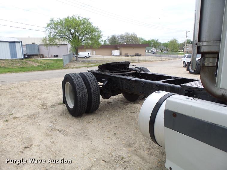 image for item DA3466 2005 Volvo VNL semi truck