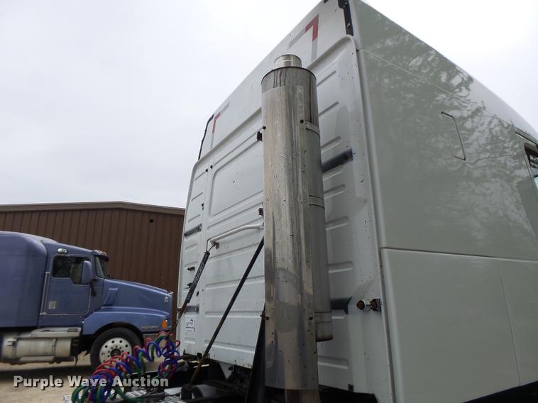 image for item DA3466 2005 Volvo VNL semi truck