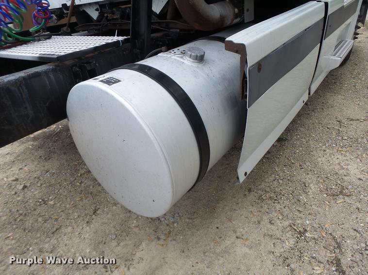 image for item DA3466 2005 Volvo VNL semi truck