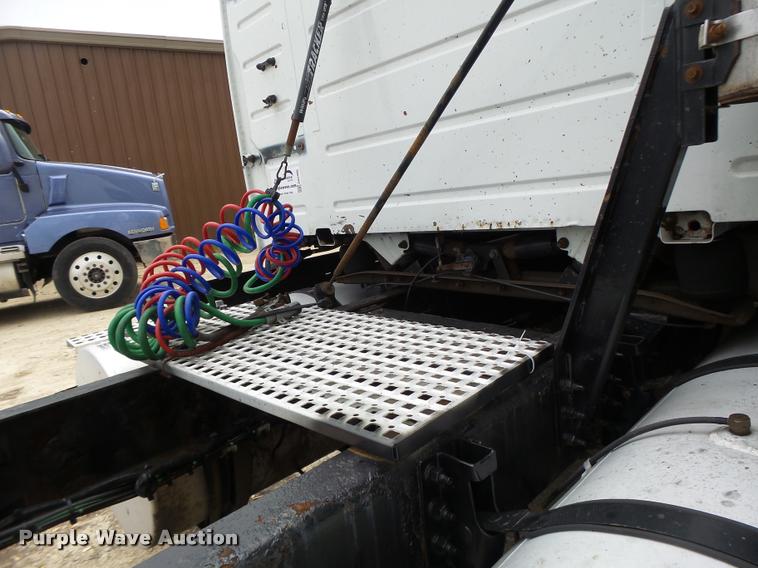 image for item DA3466 2005 Volvo VNL semi truck
