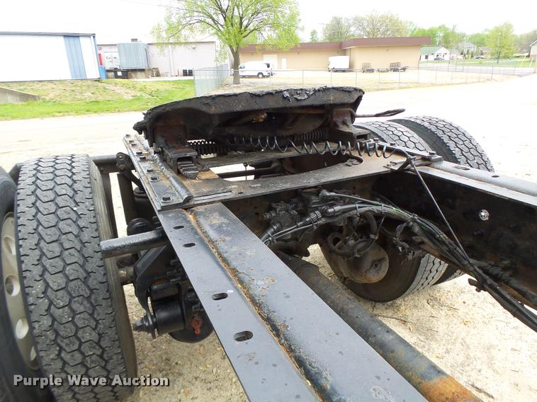 image for item DA3466 2005 Volvo VNL semi truck