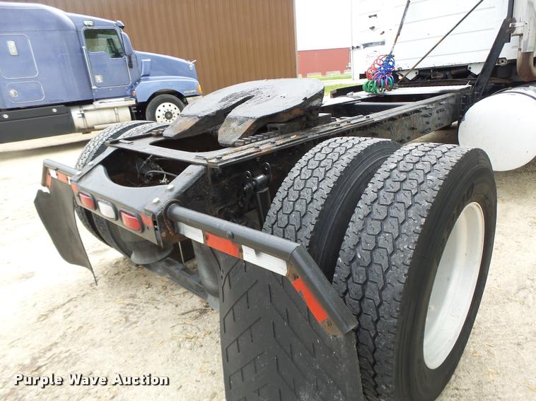 image for item DA3466 2005 Volvo VNL semi truck