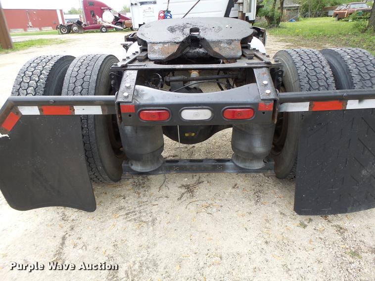 image for item DA3466 2005 Volvo VNL semi truck