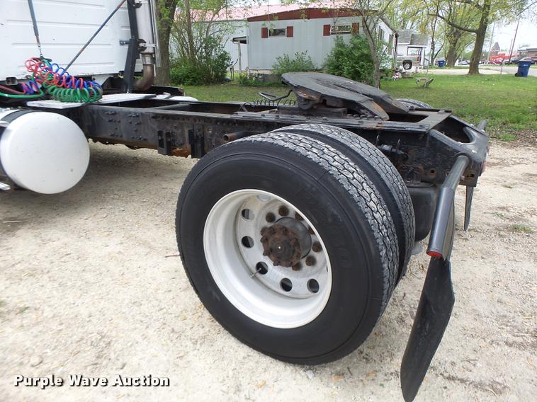 image for item DA3466 2005 Volvo VNL semi truck