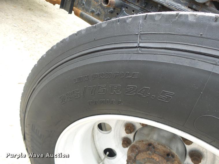 image for item DA3466 2005 Volvo VNL semi truck