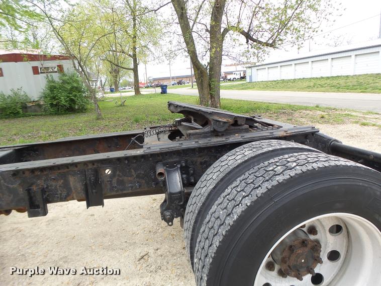 image for item DA3466 2005 Volvo VNL semi truck