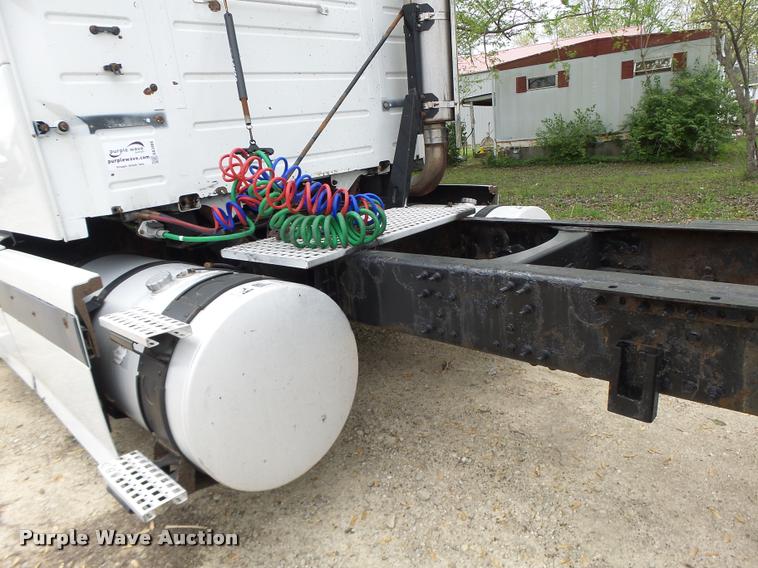 image for item DA3466 2005 Volvo VNL semi truck