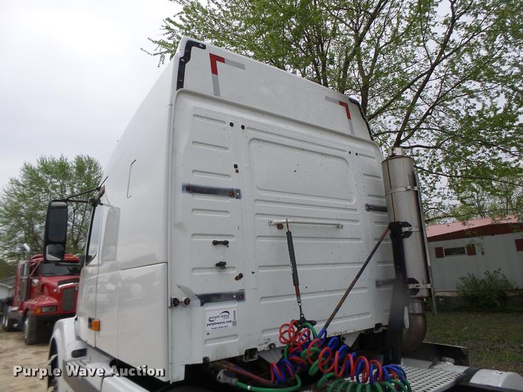 image for item DA3466 2005 Volvo VNL semi truck