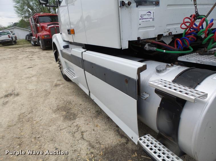 image for item DA3466 2005 Volvo VNL semi truck