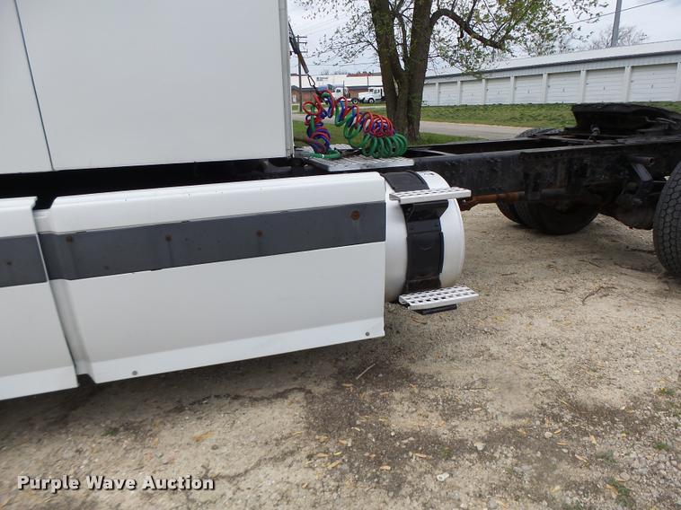 image for item DA3466 2005 Volvo VNL semi truck