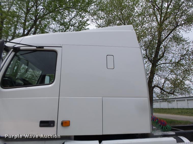 image for item DA3466 2005 Volvo VNL semi truck
