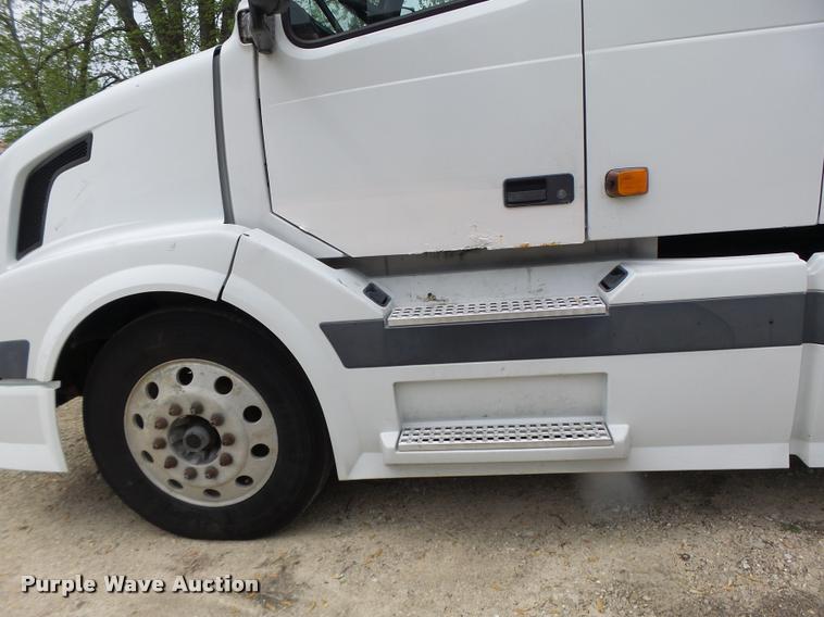 image for item DA3466 2005 Volvo VNL semi truck