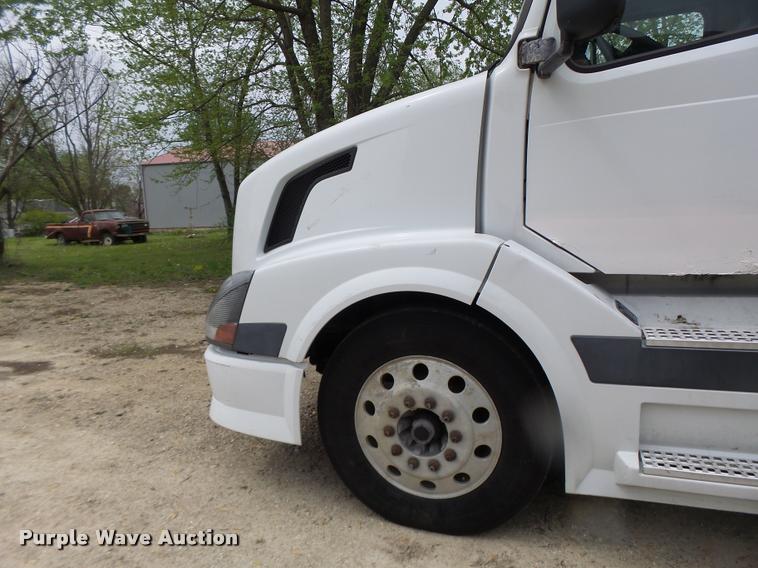 image for item DA3466 2005 Volvo VNL semi truck