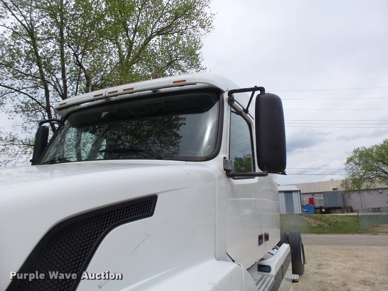 image for item DA3466 2005 Volvo VNL semi truck