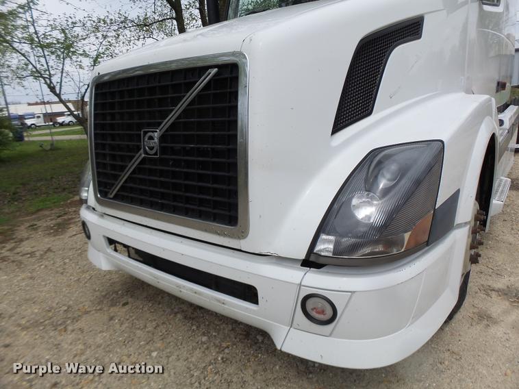 image for item DA3466 2005 Volvo VNL semi truck