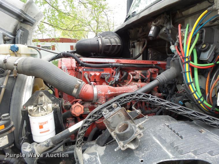 image for item DA3466 2005 Volvo VNL semi truck