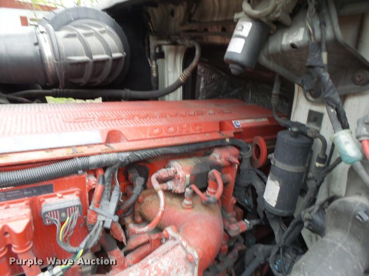 image for item DA3466 2005 Volvo VNL semi truck