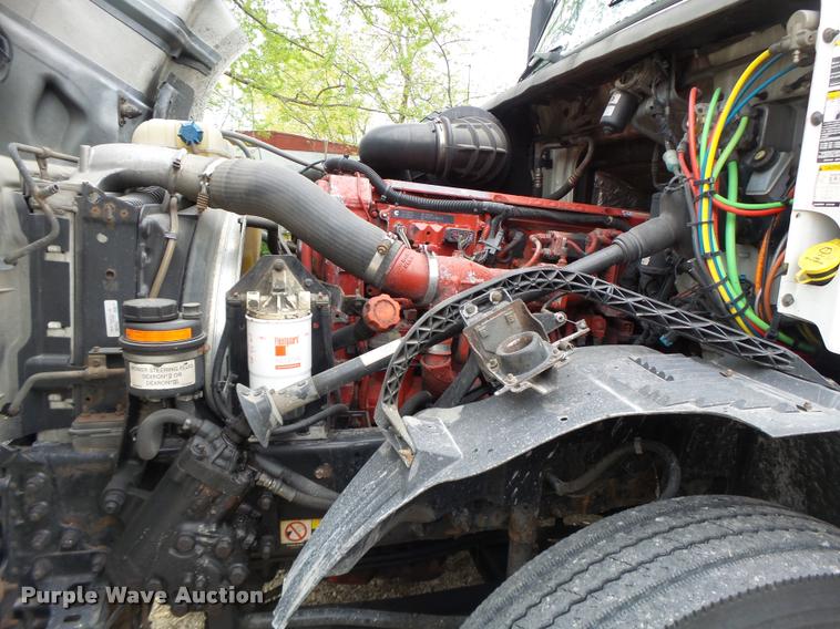 image for item DA3466 2005 Volvo VNL semi truck