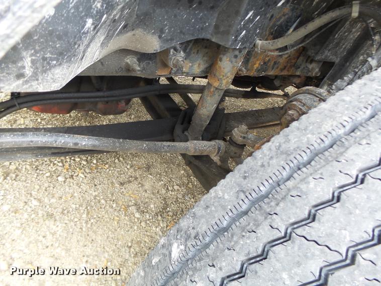 image for item DA3466 2005 Volvo VNL semi truck