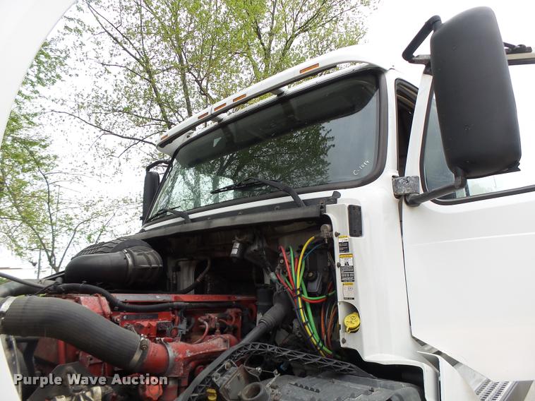 image for item DA3466 2005 Volvo VNL semi truck