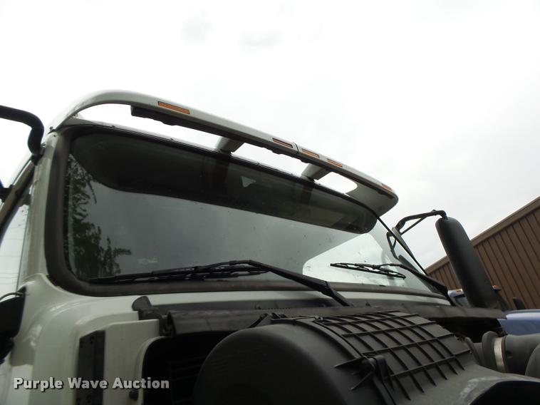 image for item DA3466 2005 Volvo VNL semi truck