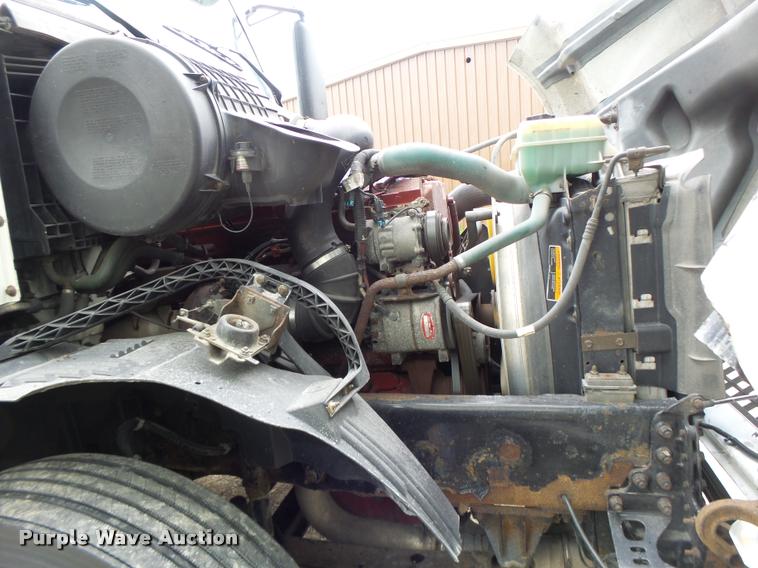 image for item DA3466 2005 Volvo VNL semi truck