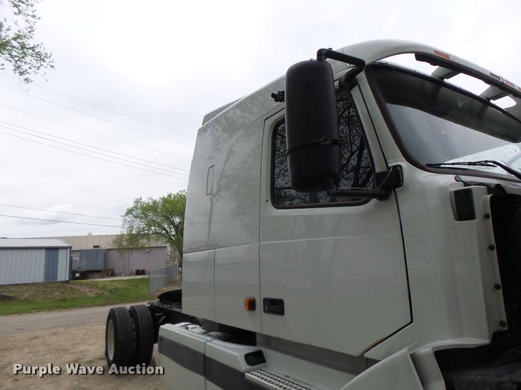 image for item DA3466 2005 Volvo VNL semi truck