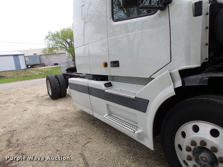 image for item DA3466 2005 Volvo VNL semi truck