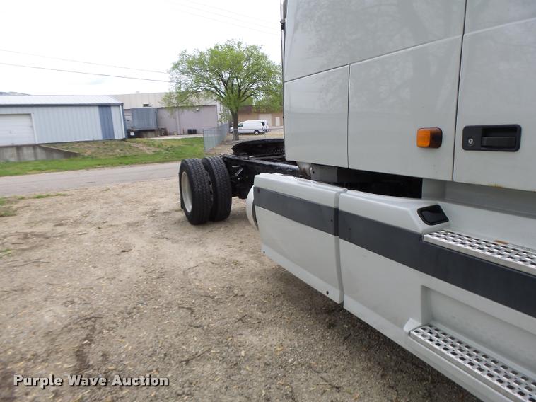 image for item DA3466 2005 Volvo VNL semi truck