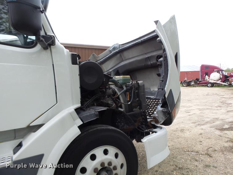 image for item DA3466 2005 Volvo VNL semi truck