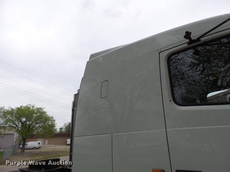 image for item DA3466 2005 Volvo VNL semi truck