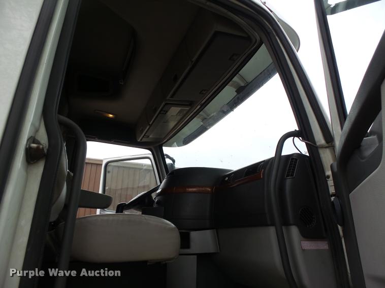 image for item DA3466 2005 Volvo VNL semi truck