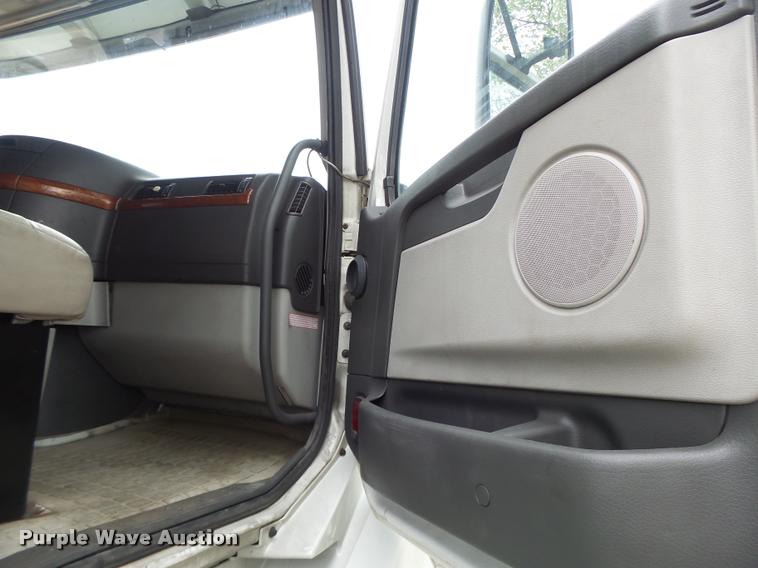 image for item DA3466 2005 Volvo VNL semi truck