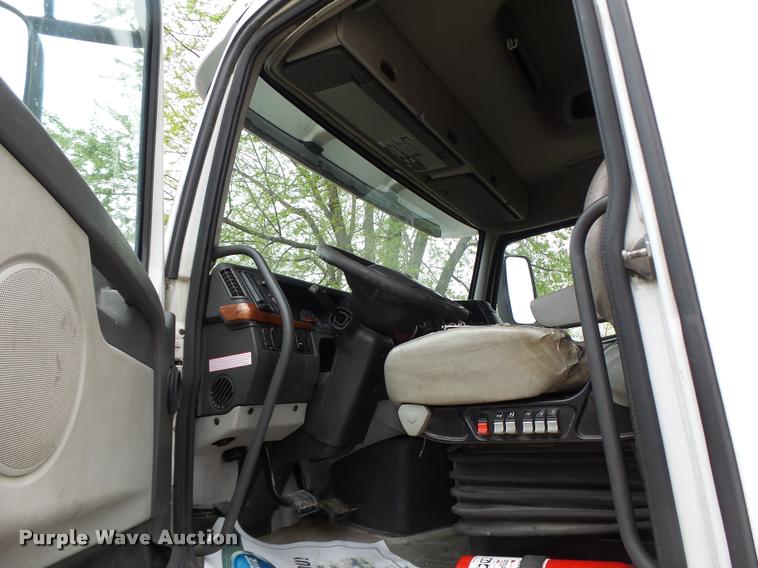 image for item DA3466 2005 Volvo VNL semi truck