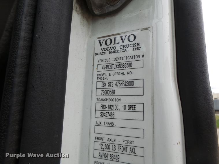 image for item DA3466 2005 Volvo VNL semi truck