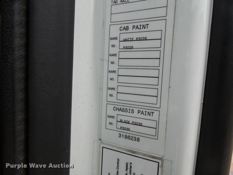 image for item DA3466 2005 Volvo VNL semi truck