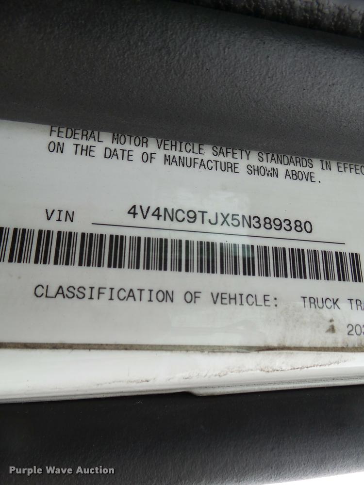 image for item DA3466 2005 Volvo VNL semi truck