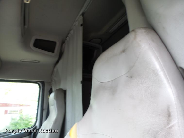 image for item DA3466 2005 Volvo VNL semi truck