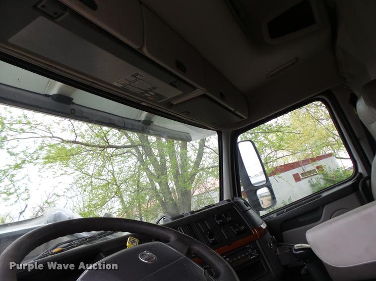 image for item DA3466 2005 Volvo VNL semi truck