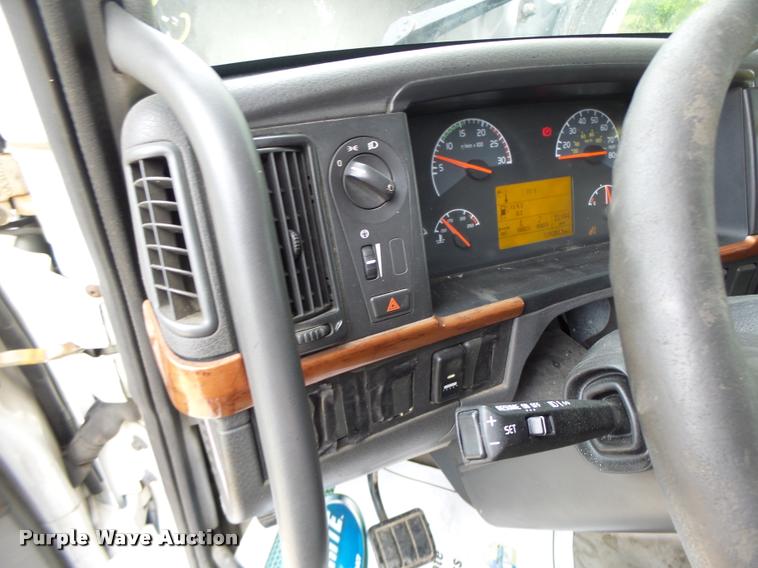 image for item DA3466 2005 Volvo VNL semi truck