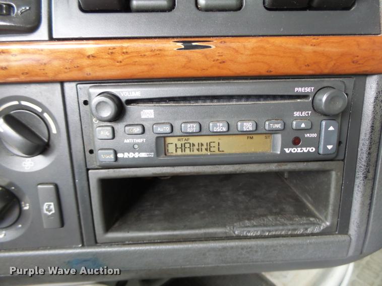 image for item DA3466 2005 Volvo VNL semi truck