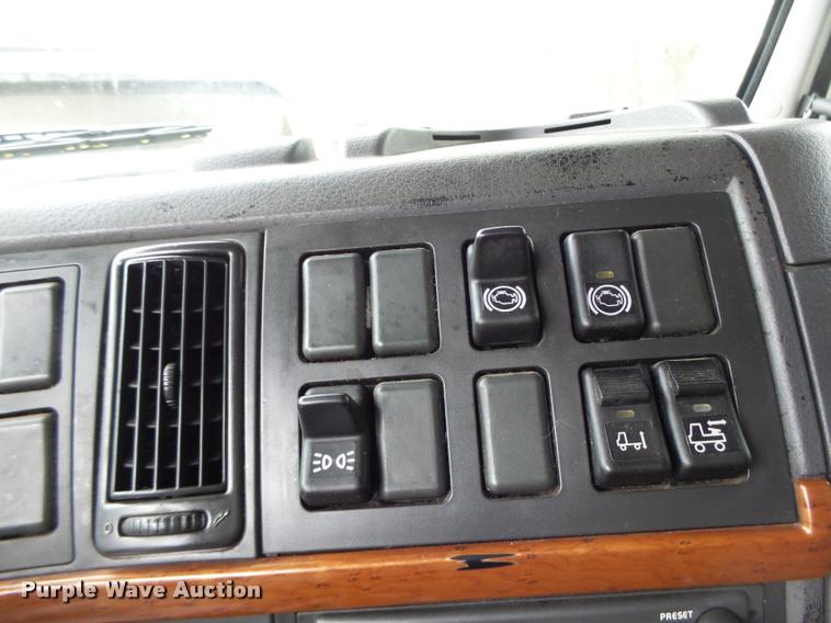 image for item DA3466 2005 Volvo VNL semi truck