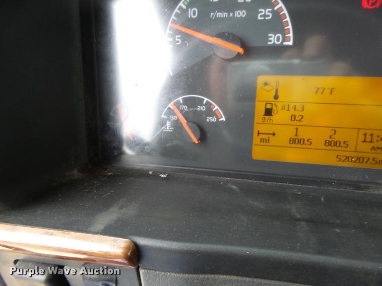 image for item DA3466 2005 Volvo VNL semi truck