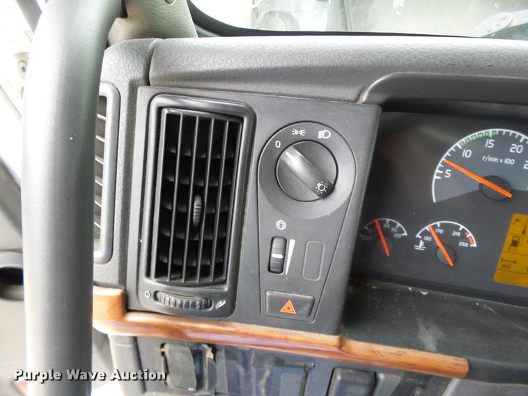 image for item DA3466 2005 Volvo VNL semi truck