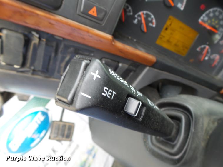 image for item DA3466 2005 Volvo VNL semi truck