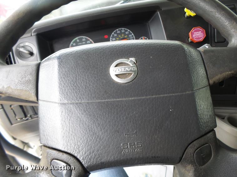 image for item DA3466 2005 Volvo VNL semi truck